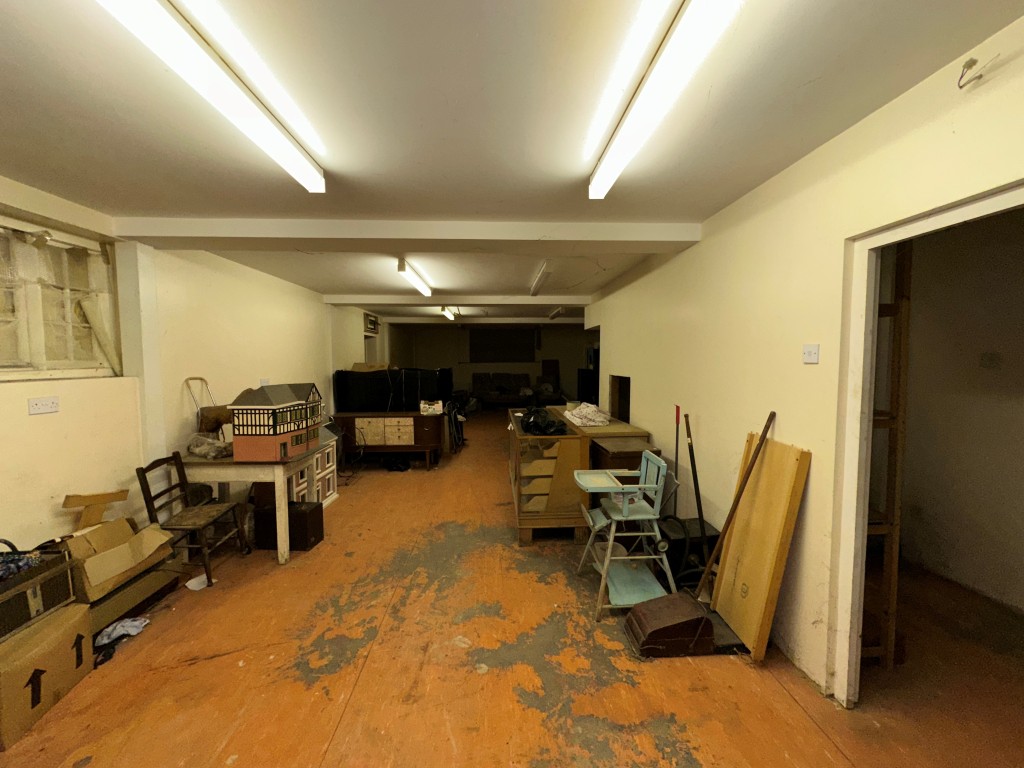 Lot: 227 - THREE-BEDROOM OLD SCHOOL UNIT WITH POTENTIAL - Main Hall